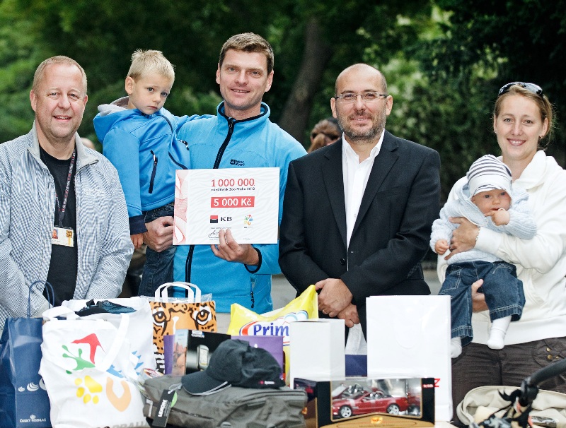 Na snímku zleva: vedoucí oddělení PR a marketingu Zoo Praha Vít Kahle, Antonín Toman se synem Tomášem, ředitel Zoo Praha Miroslav Bobek, Martina Tomanová se synem Jakubem. Foto (c) Tomáš Adamec, Zoo Praha